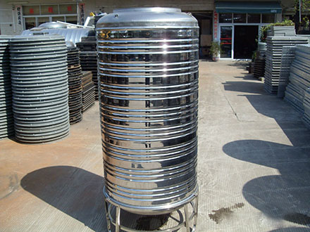 不锈钢圆柱形热水箱